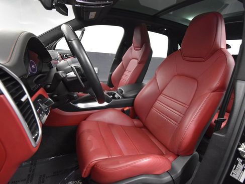 Used 2022 Porsche Cayenne Turbo S w/ Assistance Package image 26