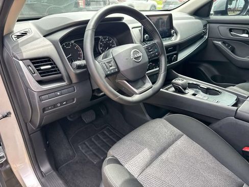 Used 2025 Nissan Rogue SV FWD image 24