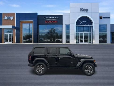 Used 2025 Jeep Wrangler Sahara AWD/4WD image 7