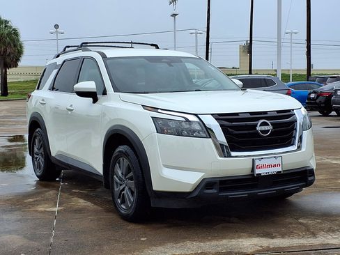Used 2024 Nissan Pathfinder SV FWD image 2