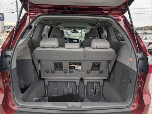 Used 2020 Toyota Sienna XLE image 19