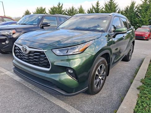 Used 2024 Toyota Highlander XLE image 3