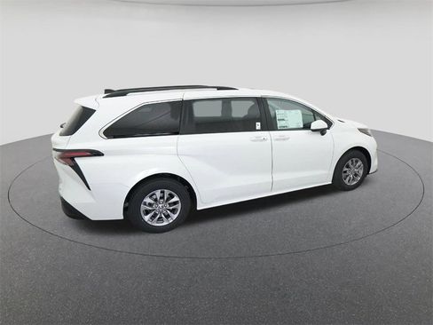 New 2026 Toyota Sienna XLE image 10