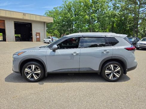 Used 2024 Nissan Rogue SL AWD/4WD image 2