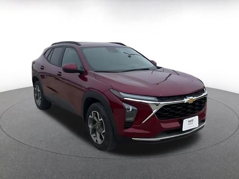 Used 2025 Chevrolet Trax LT w/ LT Convenience Package image 3