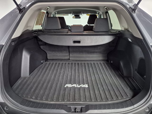 Certified 2021 Toyota RAV4 LE AWD/4WD image 13