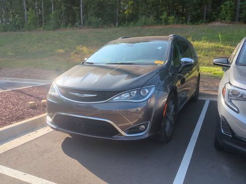 Used 2018 Chrysler Pacifica Limited w/ Tire & Wheel Group FWD image 6