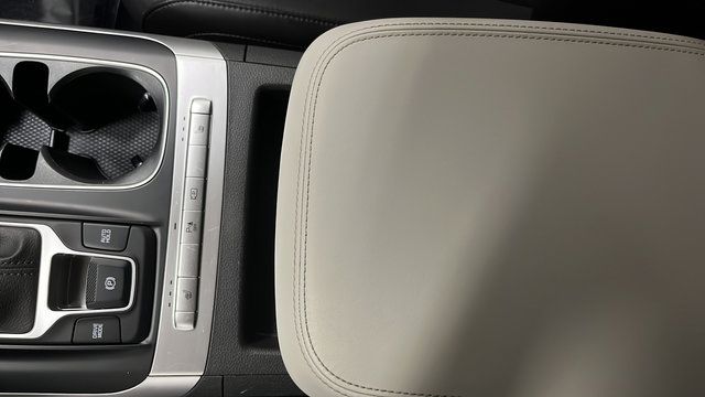 Used 2024 Kia Carnival LX FWD image 19