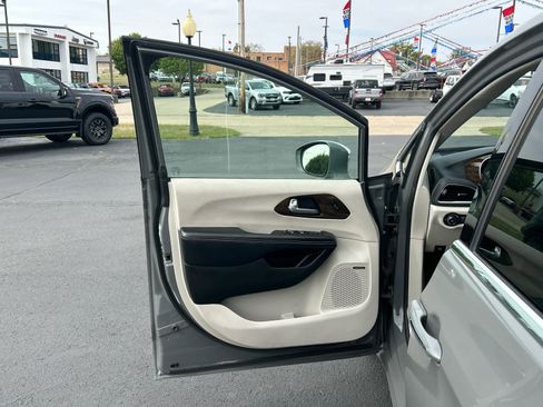 Used 2022 Chrysler Pacifica Limited image 31
