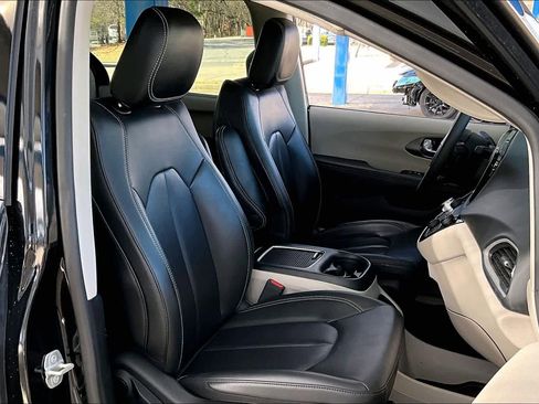 Used 2023 Chrysler Pacifica Touring-L image 9