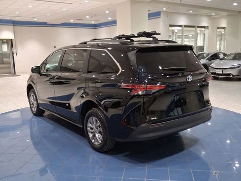 Used 2022 Toyota Sienna LE image 3