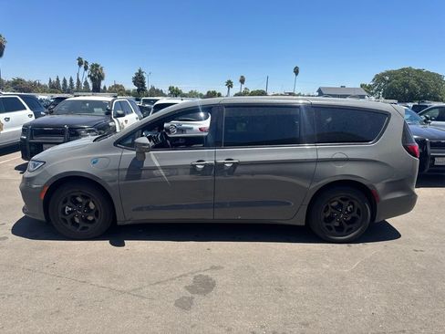 Used 2022 Chrysler Pacifica Touring-L w/ S Appearance Package FWD image 6