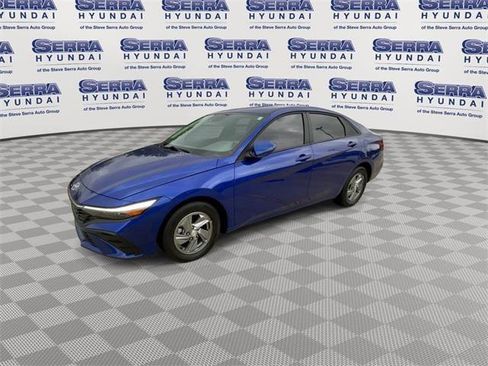 Certified 2025 Hyundai Elantra SE image 4