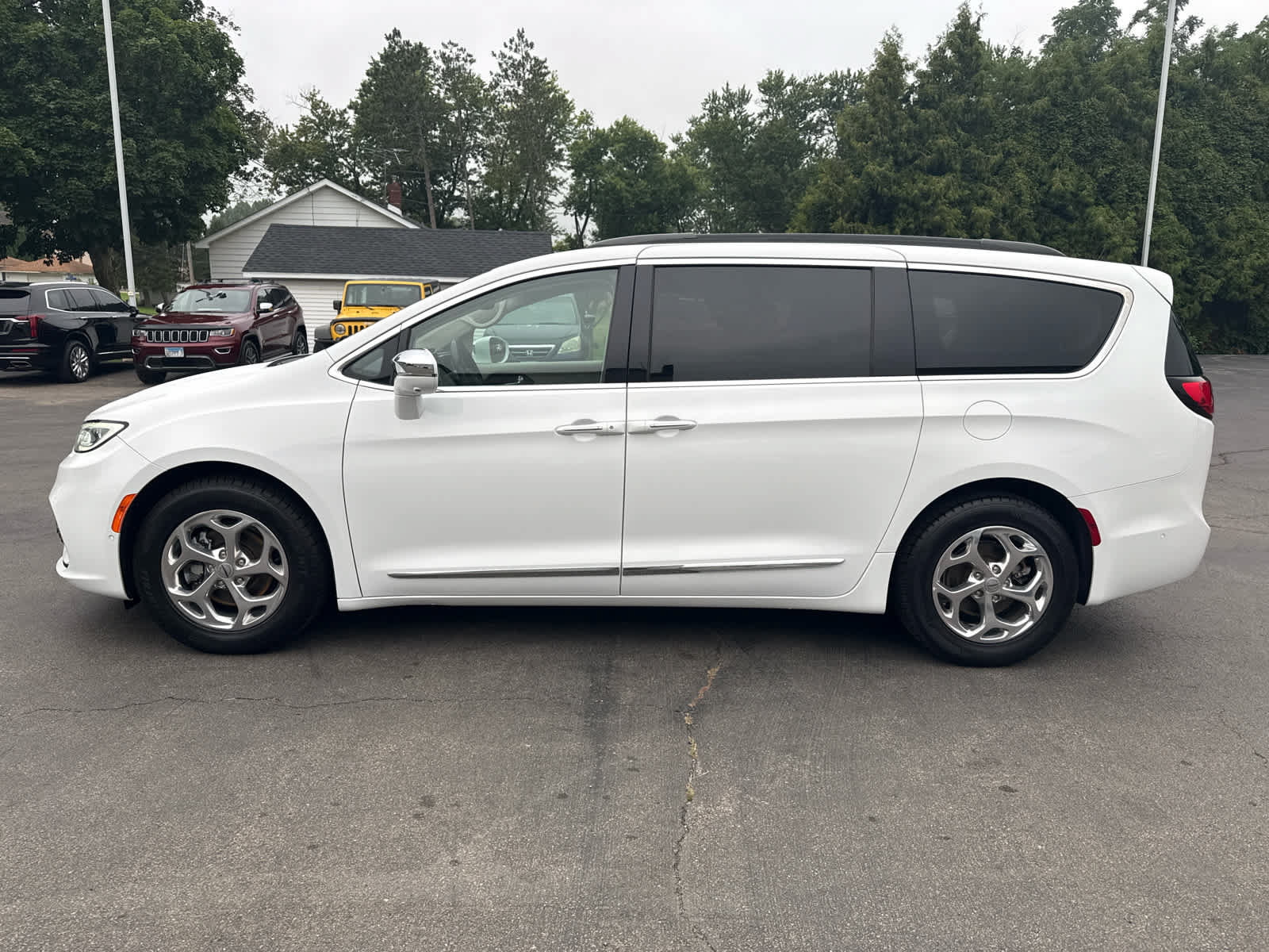 Used 2022 Chrysler Pacifica Limited FWD image 6