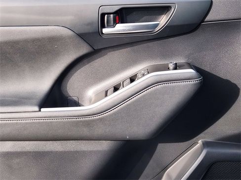 Used 2023 Toyota Highlander XLE image 24