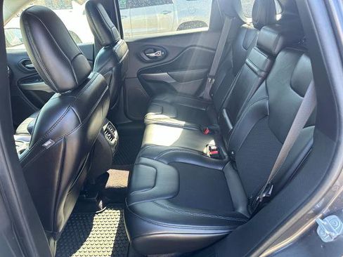Used 2019 Jeep Cherokee Latitude Plus w/ Comfort/Convenience Group AWD/4WD image 18