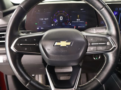 Used 2025 Chevrolet Traverse LT FWD image 3