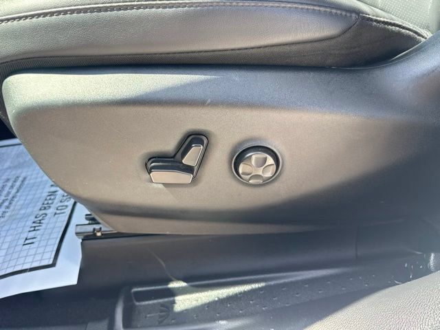 Used 2025 Chrysler Pacifica Select FWD image 10