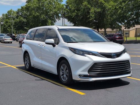 Used 2024 Toyota Sienna XLE FWD image 8