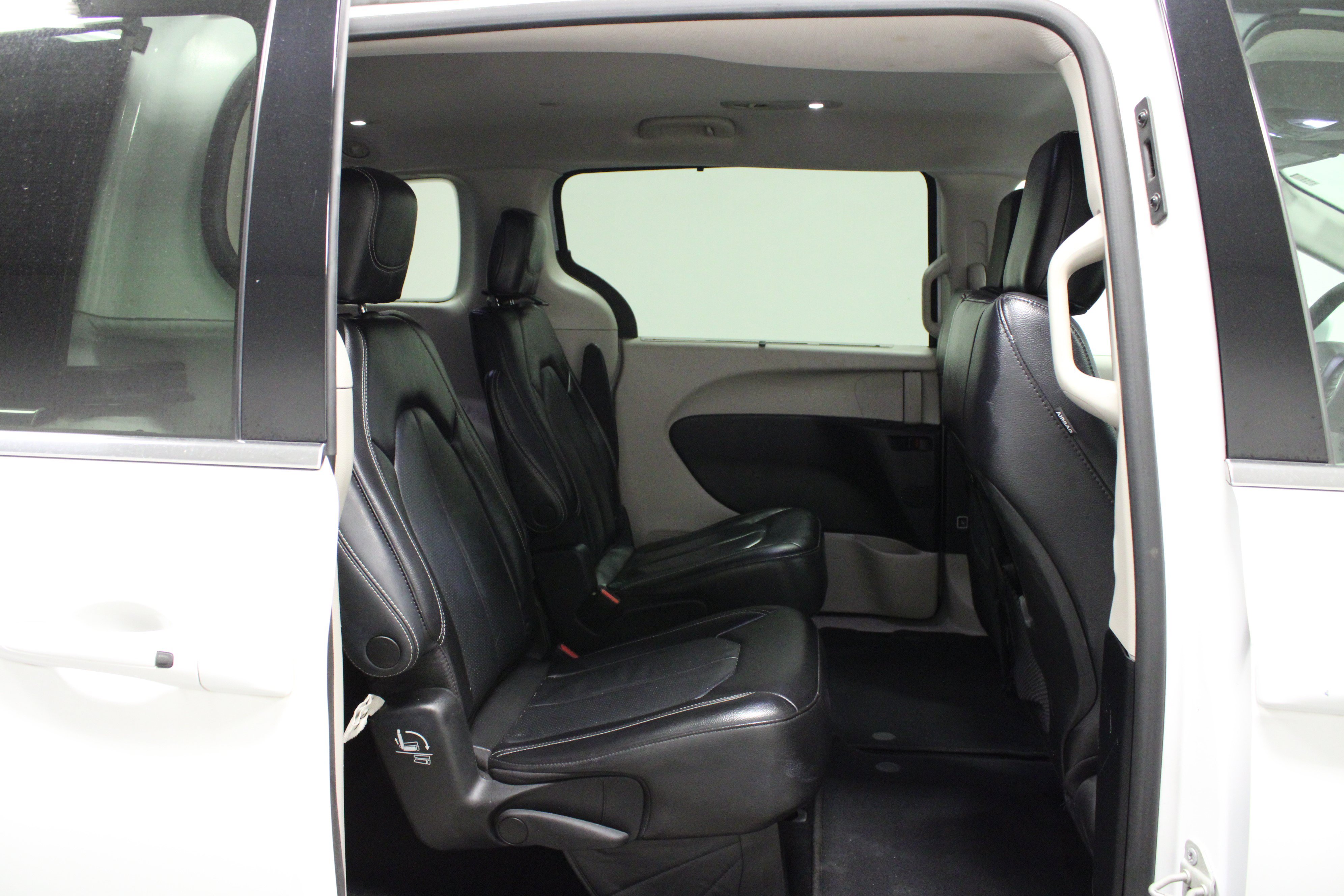 Used 2022 Chrysler Pacifica Touring-L FWD image 16
