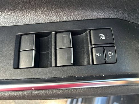Used 2023 Toyota Highlander Limited FWD image 19