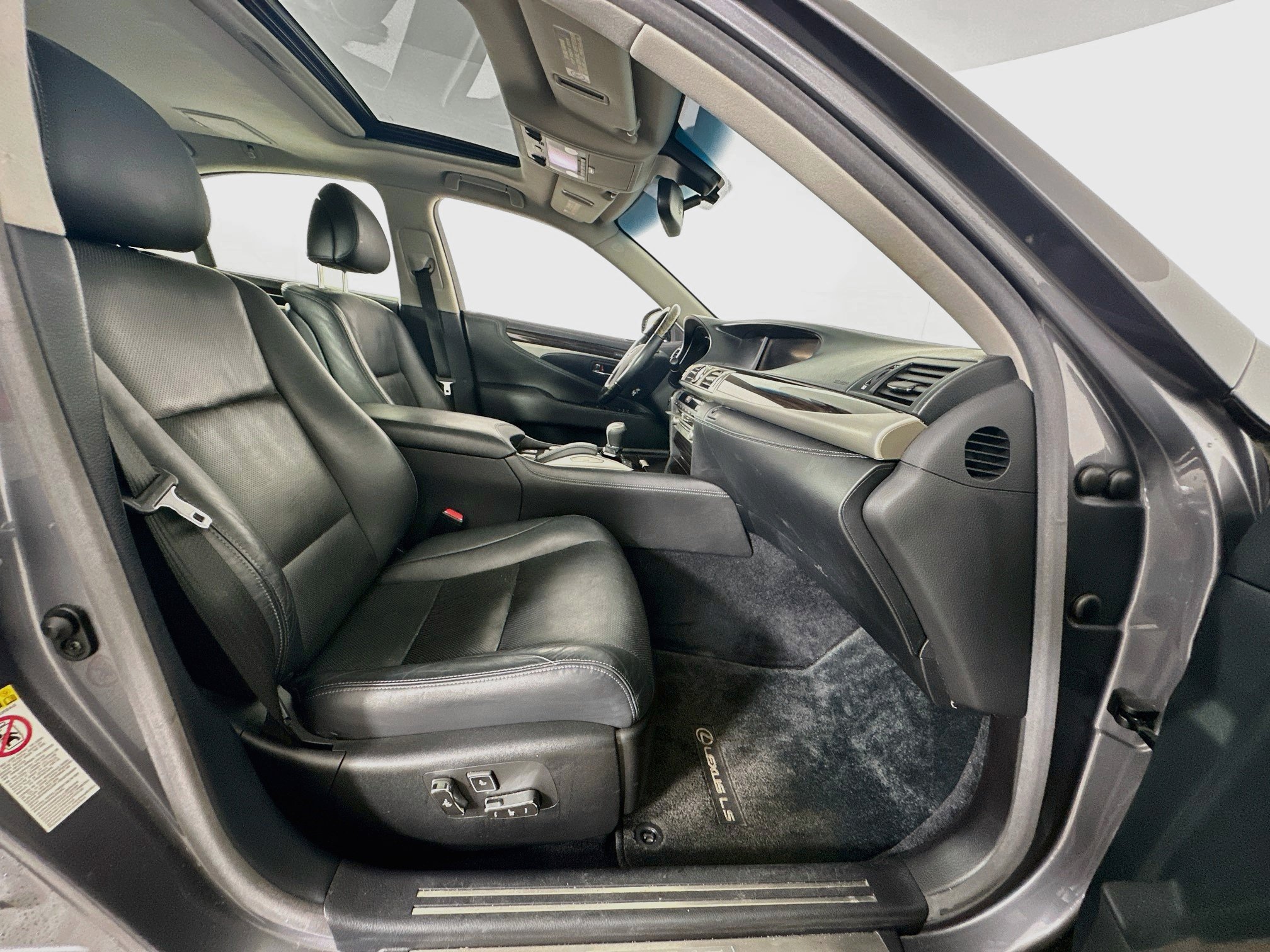 Used 2016 Lexus LS 460 w/ Comfort Package RWD image 33