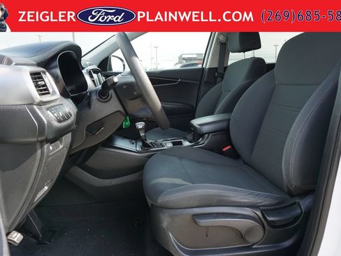 Used 2019 Kia Sorento FWD image 16