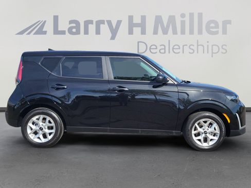 Used 2025 Kia Soul LX w/ LX Technology Package FWD image 12