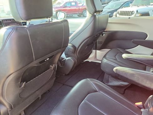 Used 2023 Chrysler Pacifica Touring-L image 19