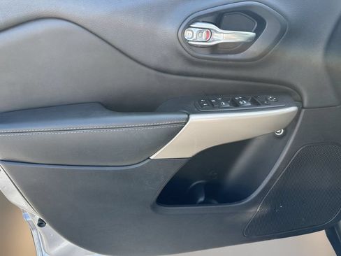Used 2018 Jeep Cherokee Limited w/ Technology Group FWD image 16