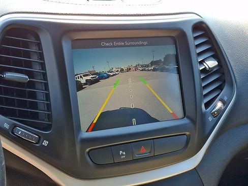 Used 2018 Jeep Cherokee Limited AWD/4WD image 19