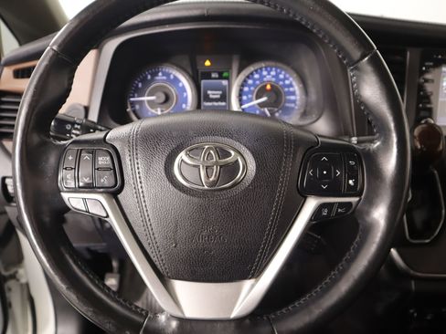 Used 2018 Toyota Sienna Limited Premium image 3