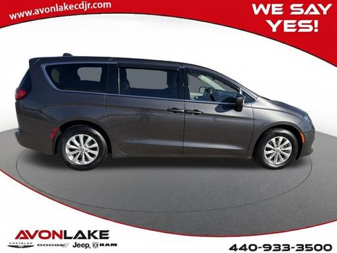 Used 2017 Chrysler Pacifica Touring w/ Tire & Wheel Group image 7