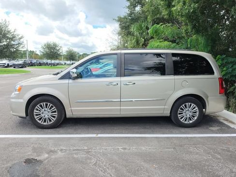Used 2016 Chrysler Town & Country Touring-L FWD image 4
