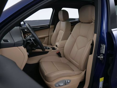 Certified 2026 Porsche Macan AWD/4WD image 5