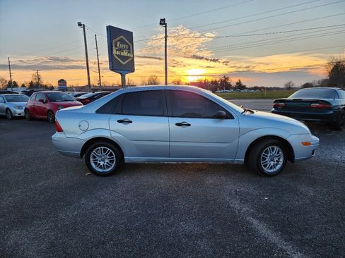 Used 2005 Ford Focus SE image 2