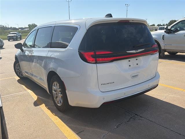 Used 2025 Chrysler Pacifica Select FWD image 5