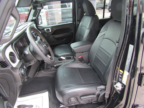 Used 2024 Jeep Gladiator Sport AWD/4WD image 17