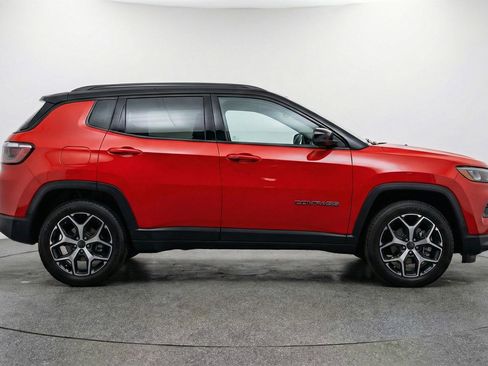 Used 2025 Jeep Compass Limited image 11
