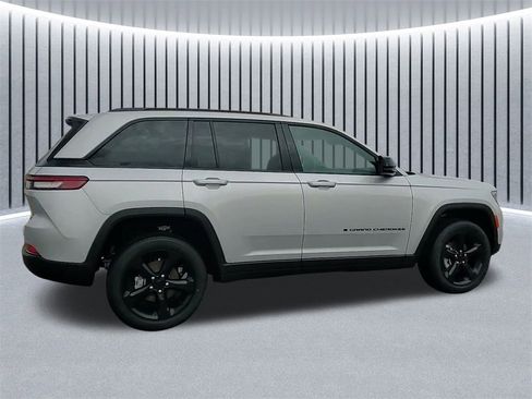 New 2025 Jeep Grand Cherokee Altitude image 6