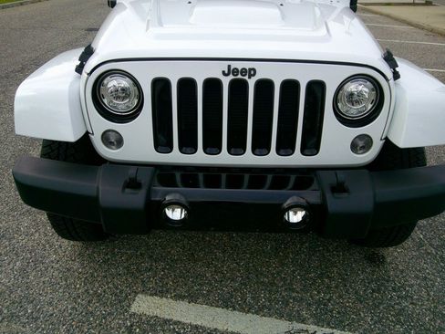 Used 2018 Jeep Wrangler Unlimited Sahara AWD/4WD image 10