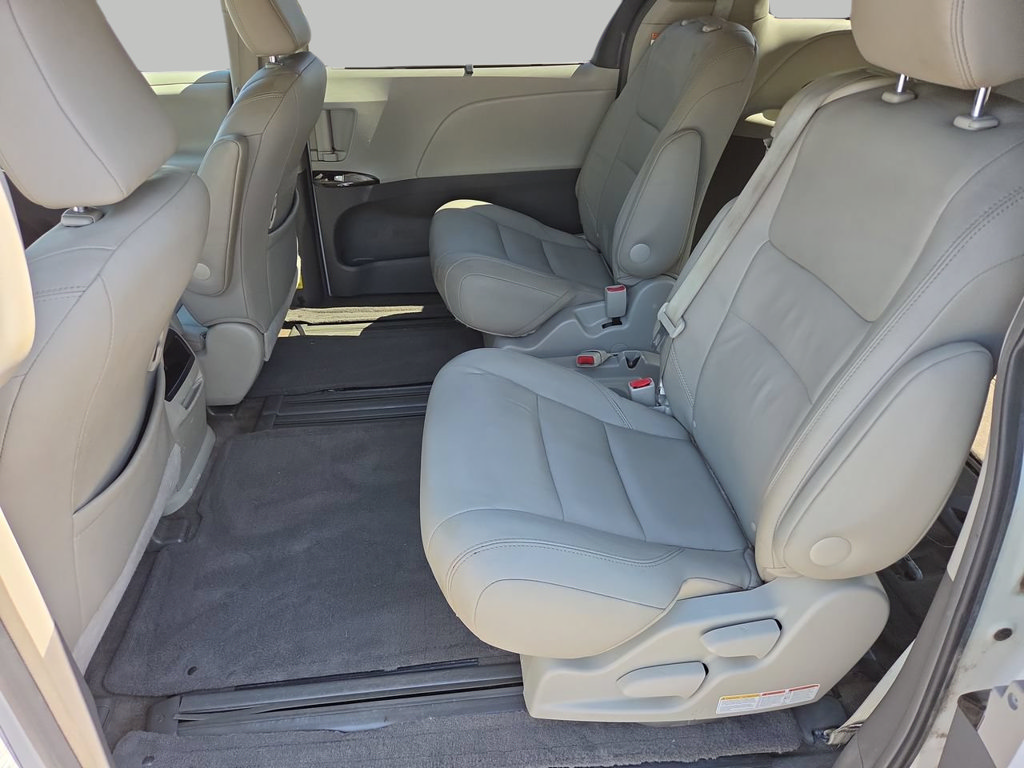 Used 2015 Toyota Sienna XLE FWD image 14