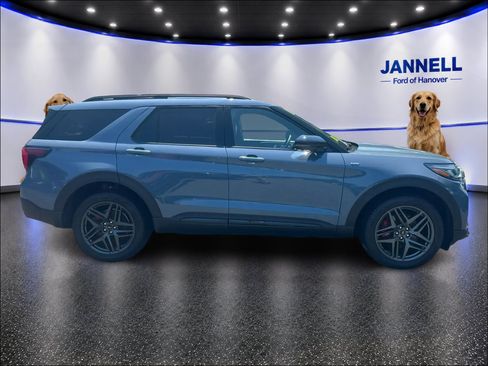 Used 2025 Ford Explorer ST-Line w/ ST-Line Street Pack AWD/4WD image 4