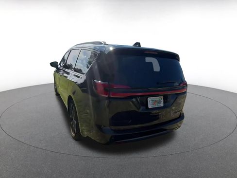 Used 2025 Chrysler Pacifica Limited FWD image 10