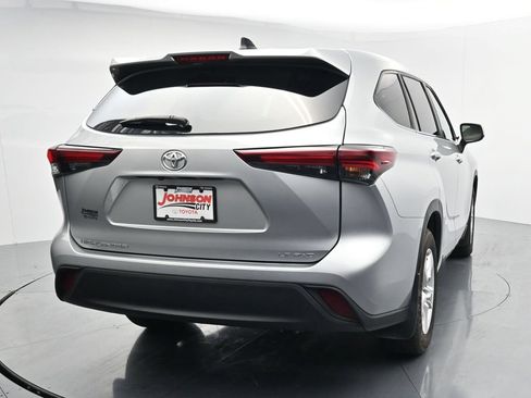 Used 2024 Toyota Highlander LE AWD/4WD image 6