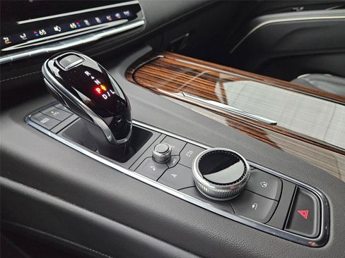 Used 2024 Cadillac Escalade Premium Luxury RWD image 19