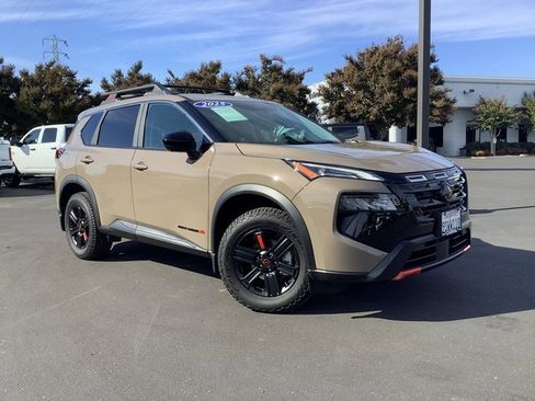 Used 2025 Nissan Rogue SV image 2