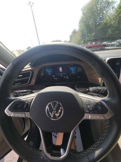Used 2025 Volkswagen Atlas SE AWD/4WD image 9