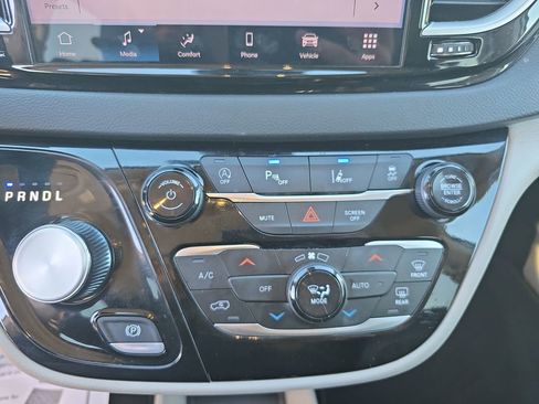 Used 2024 Chrysler Pacifica Touring-L FWD image 26