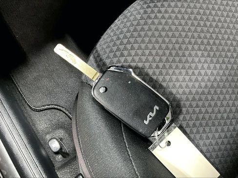 Used 2025 Kia Soul LX w/ LX Technology Package FWD image 12